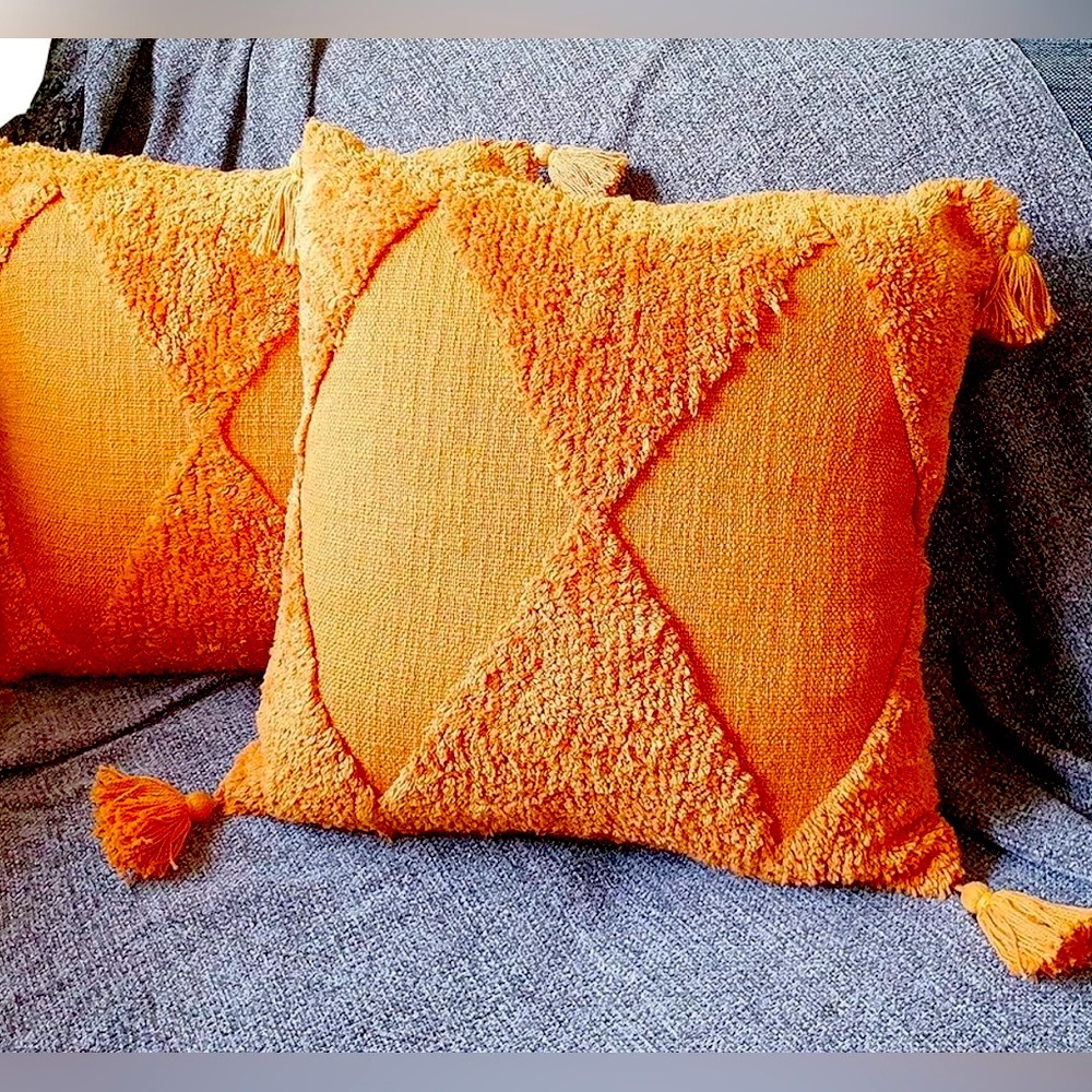 Selling 3 (three) decorative pillows.